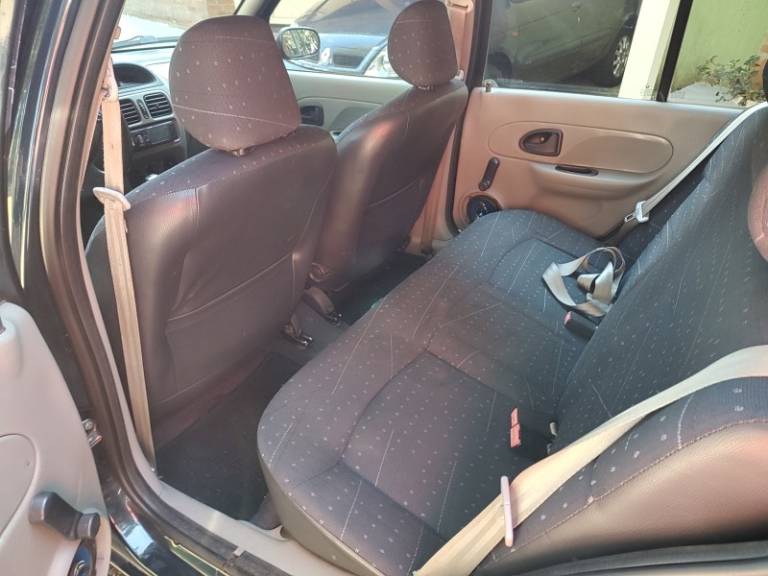 RENAULT - CLIO - 2005/2006 - Verde - R$ 18.500,00