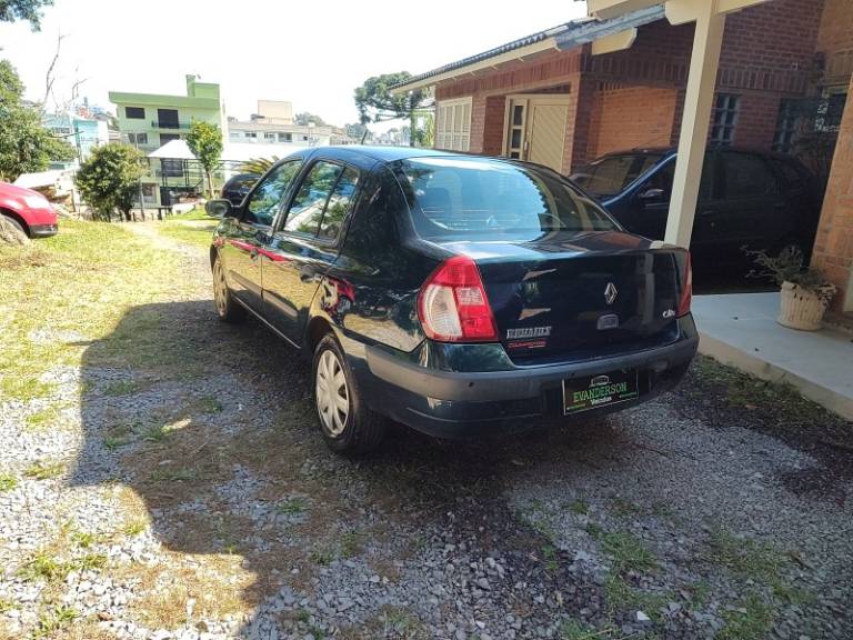 RENAULT - CLIO - 2005/2006 - Verde - R$ 18.500,00