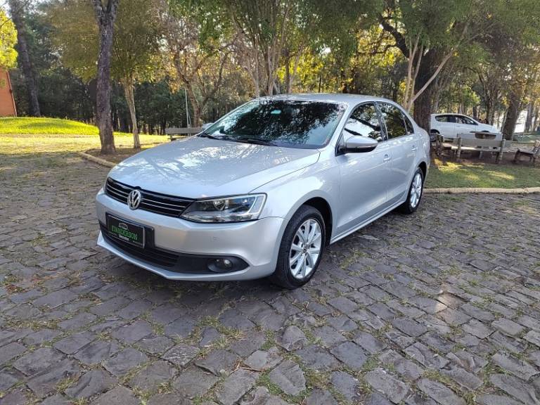 VOLKSWAGEN - JETTA - 2013/2013 - Prata - R$ 68.900,00