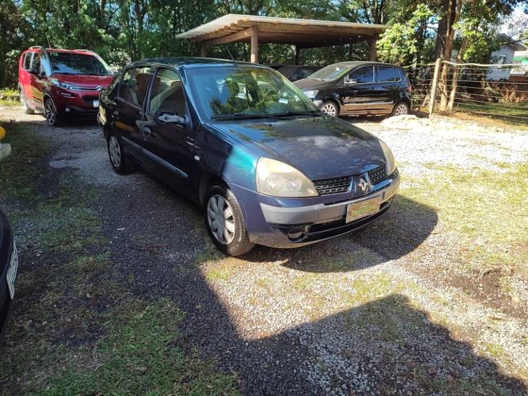RENAULT - CLIO - 2005/2006 - Verde - R$ 18.500,00