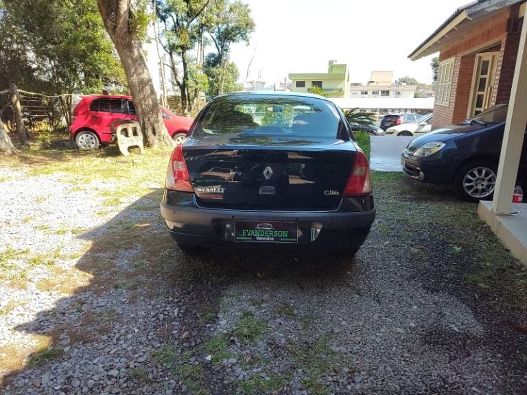 RENAULT - CLIO - 2005/2006 - Verde - R$ 18.500,00