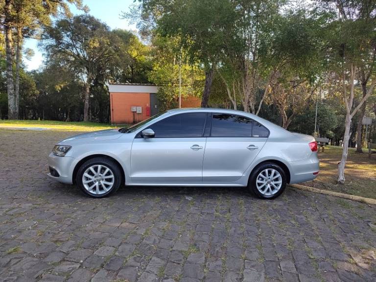 VOLKSWAGEN - JETTA - 2013/2013 - Prata - R$ 68.900,00