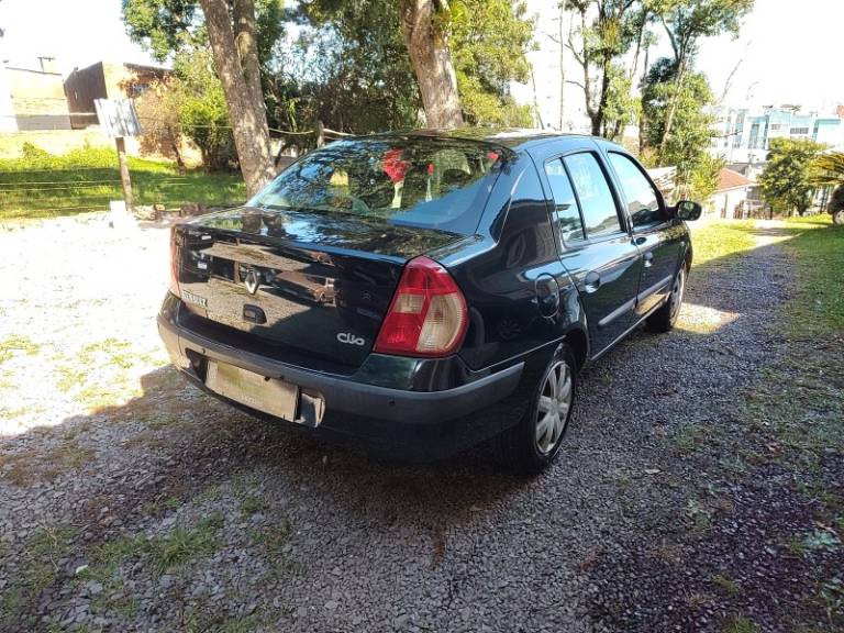RENAULT - CLIO - 2005/2006 - Verde - R$ 18.500,00