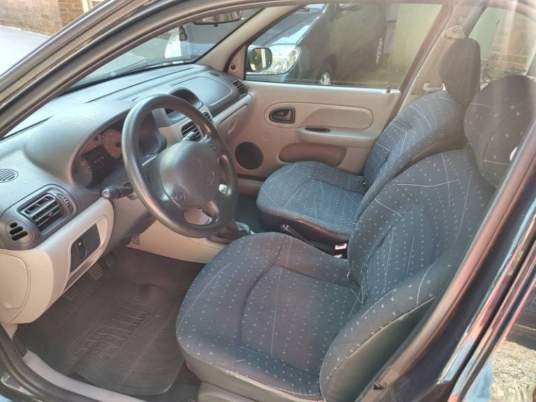 RENAULT - CLIO - 2005/2006 - Verde - R$ 18.500,00